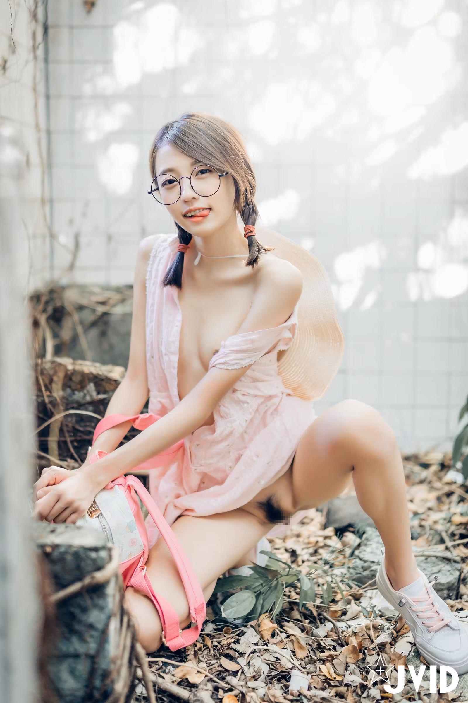褪去清纯连衣裙后显露丰满美臀翘臀线条